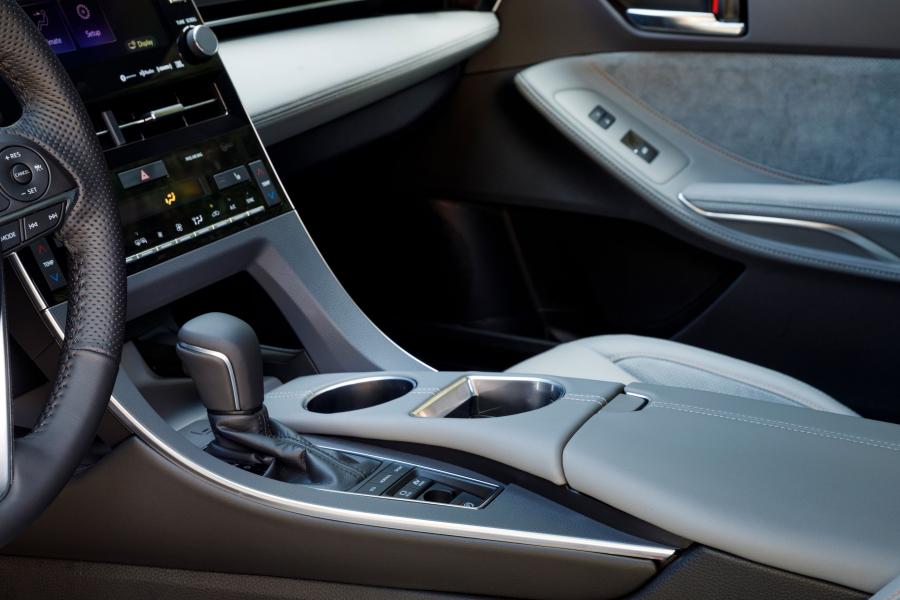 Детали интерьера Toyota Avalon Hybrid XLE 2018 года  (фото 9 из 13)